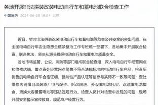 ?张镇麟结束训练后驱车离开 为守候在门口的球迷签名合影